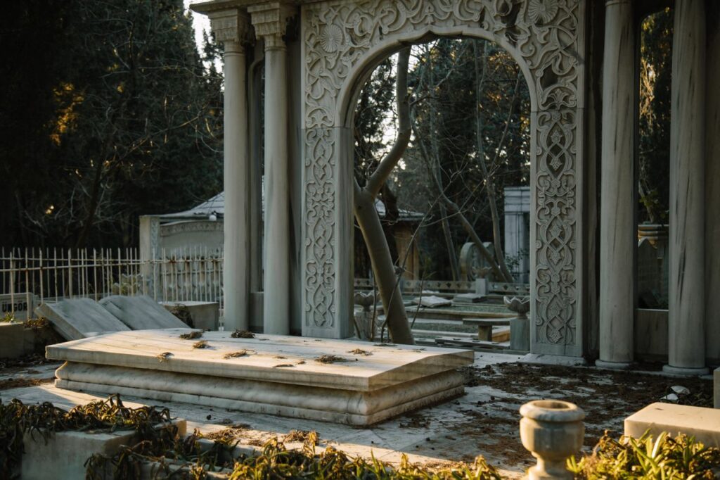 Pulizia tombe nei cimiteri a Roma