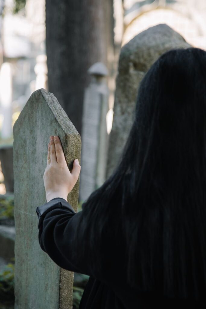Pulizia tombe nei cimiteri a Roma